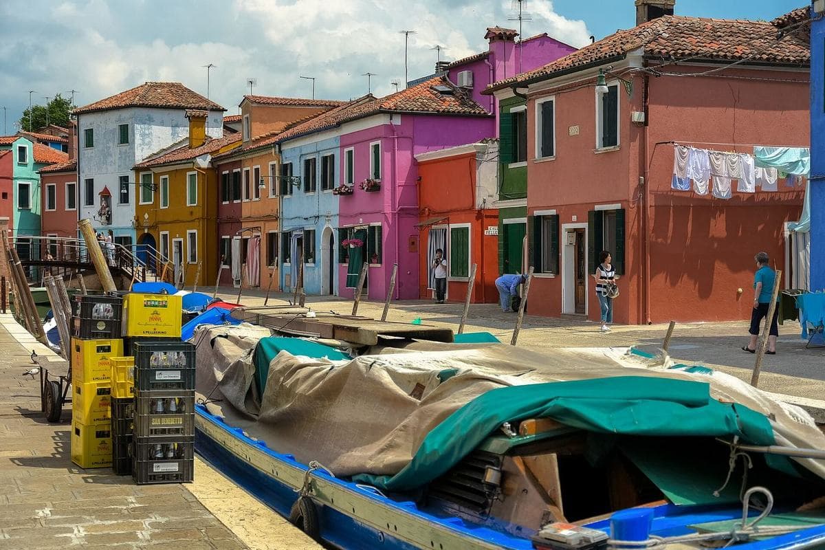 Case dai colori vivaci lungo un canale di Burano