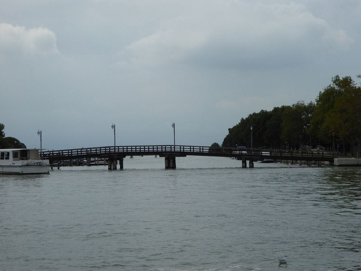 Il lungo ponte di legno tra Burano e Mazzorbo