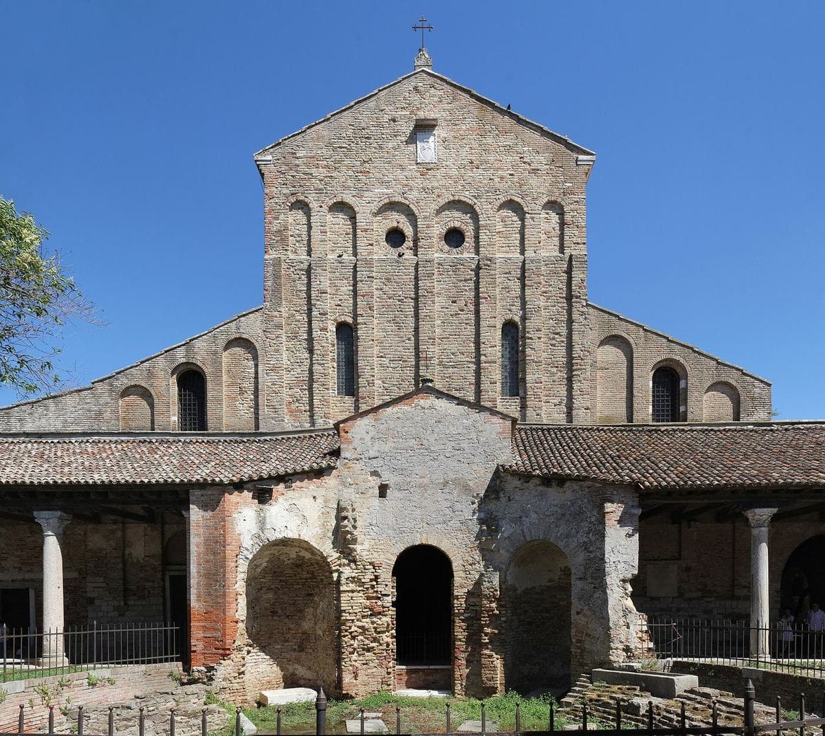 La facciata in mattoni della cattedrale di Santa Maria Assunta a Torcello