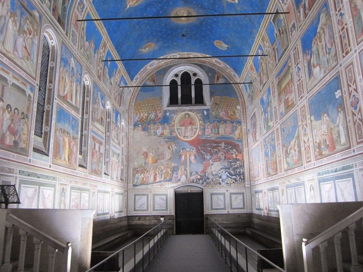 Gli affreschi di Giotto sulle pareti e sulla volta blu della Cappella degli Scrovegni