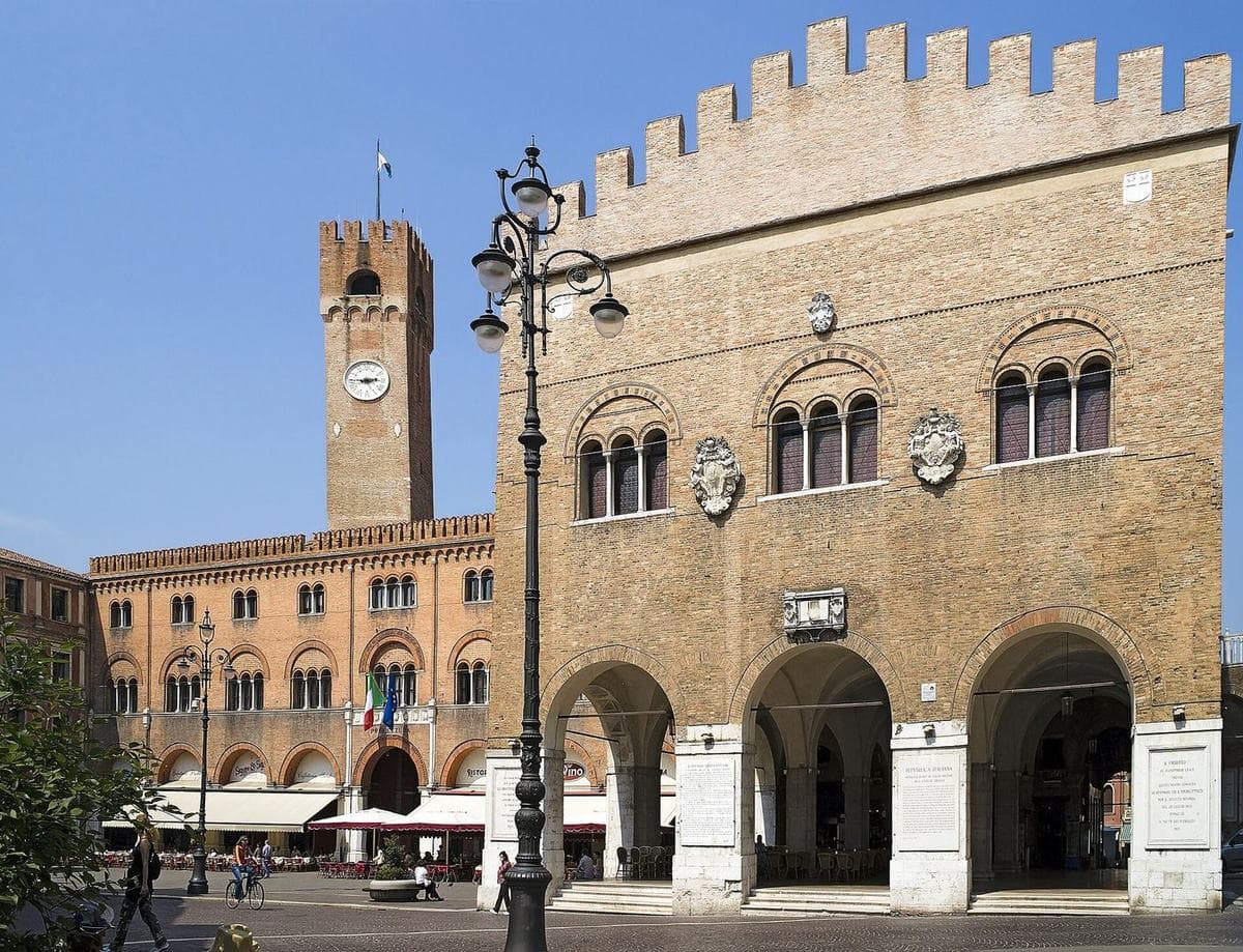 Il Palazzo dei Trecento e i suoi portici in Piazza dei Signori a Treviso