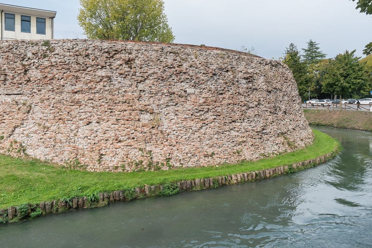 Un tratto curvo delle antiche mura di Treviso sopra il fossato