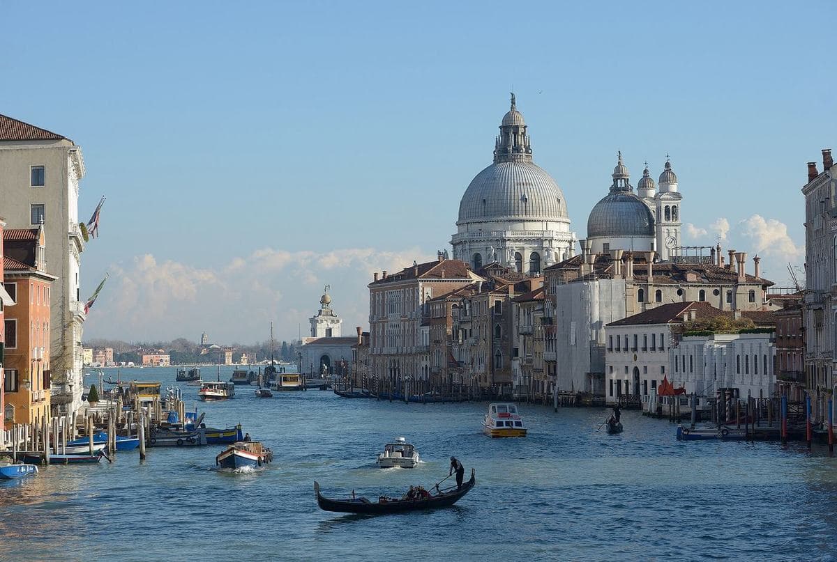 Il Canal Grande e la cupola della Salute visti dal ponte dell’Accademia